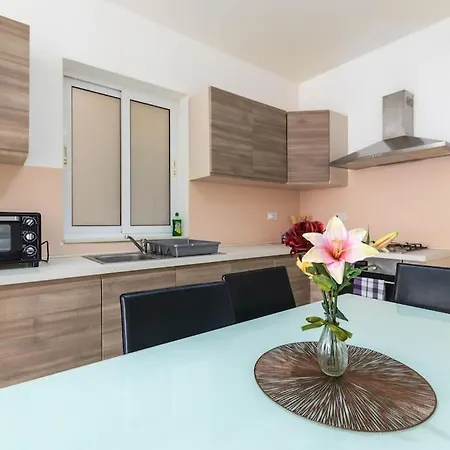 Cozy Apartment, Close To The Sea C4